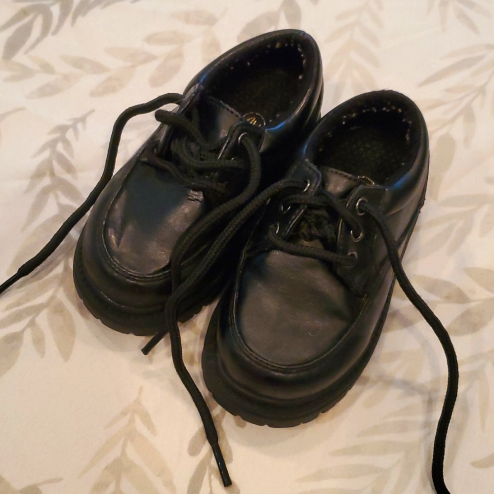 Barely Used Young Classic Brand, Little Boy Dress Shoe, 4 wide, Toddler Child